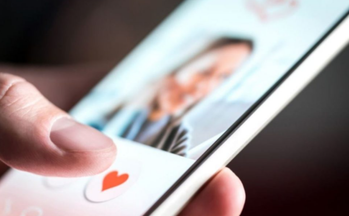 Si conoscono in chat con nomi virtuali: all’appuntamento al buio scoprono che sono… madre e figlio
