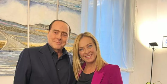 Berlusconi per la prima volta in sede FdI: foto della pace con Meloni, centrodestra salirà unito al Quirinale
