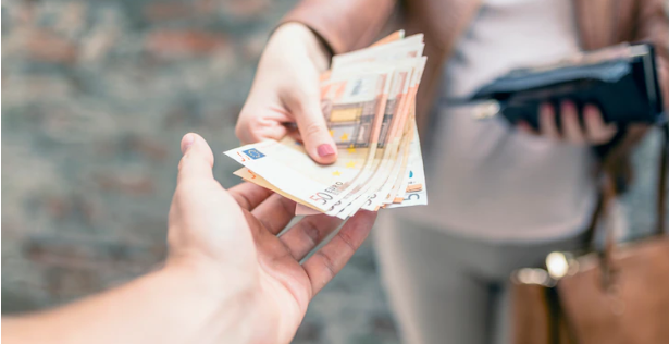 Uomo sposato si finge single (e povero): in dieci anni estorce 150mila euro a imprenditrice innamorata