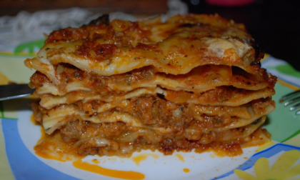 Mangiano una lasagna al ristorante: 57 turisti intossicati