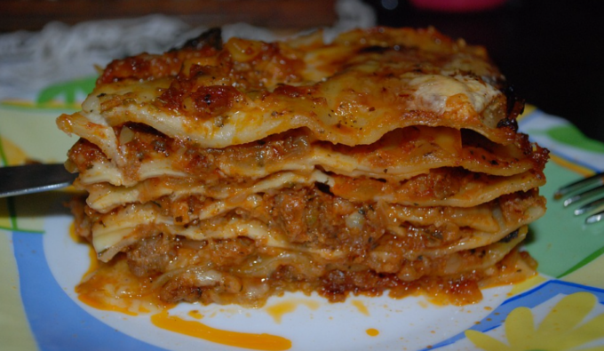 Mangiano una lasagna al ristorante: 57 turisti intossicati