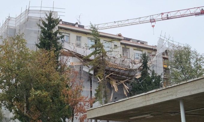 Crolla impalcatura, sfiorata una scuola: i bambini vedono gli operai precipitare