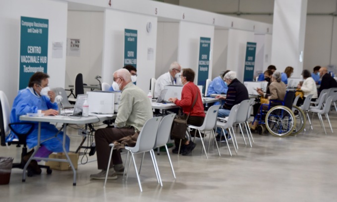 Covid, lo “scudo” per gli over 80: il Ministero raccomanda la quinta dose
