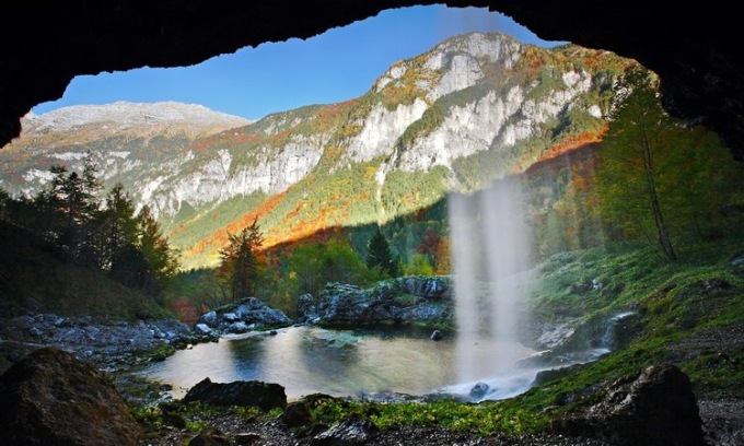 Due passi in mezzo al foliage autunnale del Friuli per raggiungere una spettacolare cascata