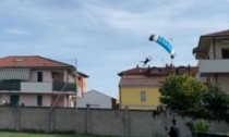 Il video dello schianto dei paracadutisti ad Abbiategrasso durante una celebrazione storica