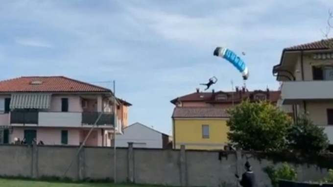 Il video dello schianto dei paracadutisti ad Abbiategrasso durante una celebrazione storica
