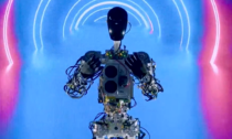 Tesla Optimus, il robot umanoide che sposta oggetti e innaffia i fiori