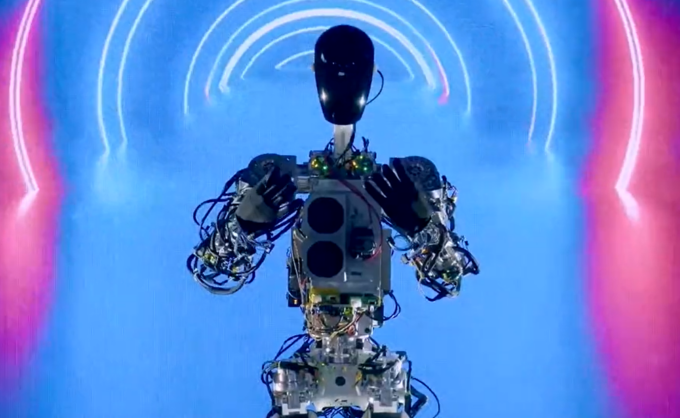 Tesla Optimus, il robot umanoide che sposta oggetti e innaffia i fiori