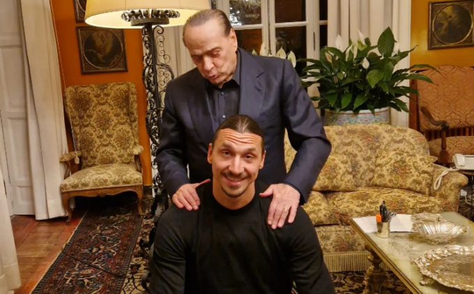 Simpatico siparietto tra Ibrahimovic e Berlusconi: “Sono qui per insegnargli a giocare a calcio”