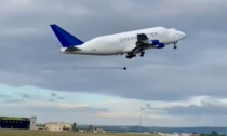Il video dell'aereo cargo che perde una ruota durante il decollo in Puglia