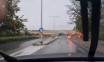 Il video del treno che travolge un autobus bloccato sulle rotaie