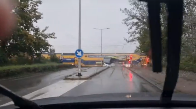 Il video del treno che travolge un autobus bloccato sulle rotaie