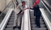 Aspettando Sanremo 2023: gag di Amadeus e Gianni Morandi sulle scale mobili