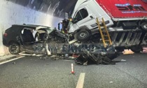 Scambio di carreggiata in Autostrada: frontale tra auto e camion in galleria. Un morto e due feriti