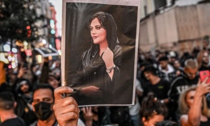Schiaffo dell'Iran al mondo: "Mahsa Amini è morta per malattia e non per le violenze"