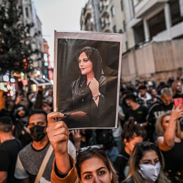 Schiaffo dell’Iran al mondo: “Mahsa Amini è morta per malattia e non per le violenze”