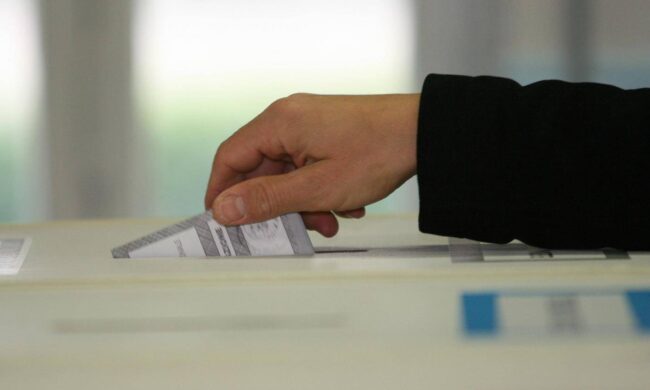 Minacciava di licenziare le dipendenti se non votavano suo figlio alle elezioni