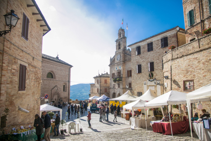 I Monti Sibillini si colorano di rosa