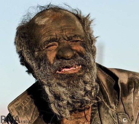 Morto l’uomo più sporco del mondo, viveva in una buca e non si lavava dal 1954