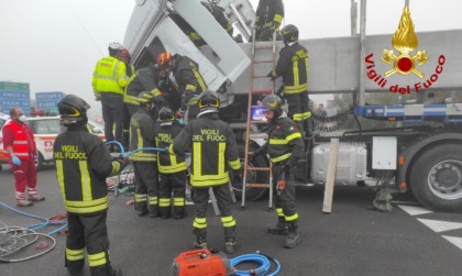 La trave in cemento sfonda la cabina del Tir e schiaccia il camionista