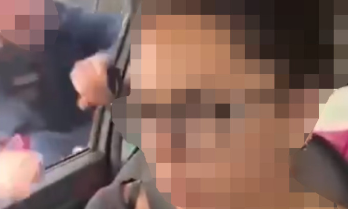 Precaria e senza casa protesta in A28 forzando un blocco della Polizia: tutto in diretta social