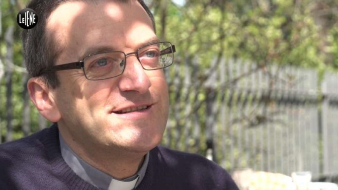 Sospeso don Giulio Mignani, il parroco a favore di eutanasia, aborto e famiglie arcobaleno