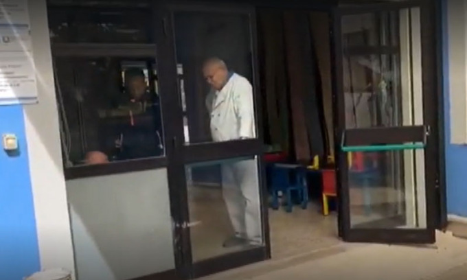 Sul Gran Sasso cinghiale irrompe in una scuola: maestra ferita per difendere i bambini