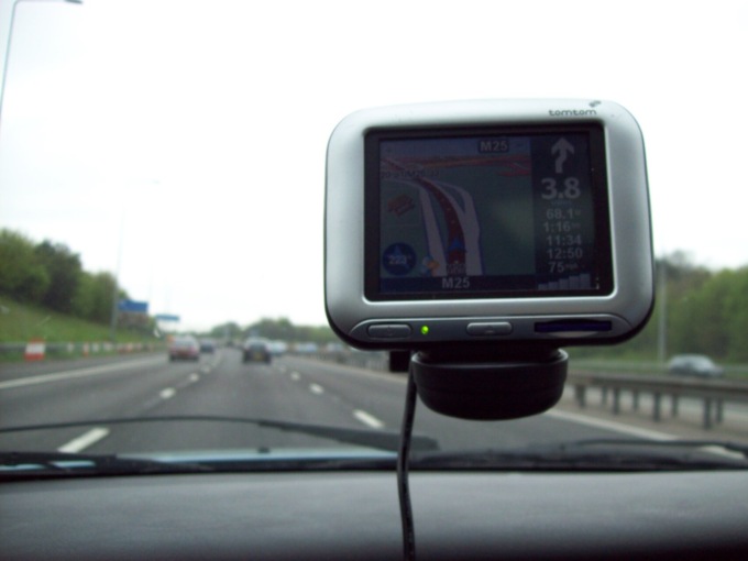 Navigatore in auto: quando si rischia una multa fino a quasi 700 euro