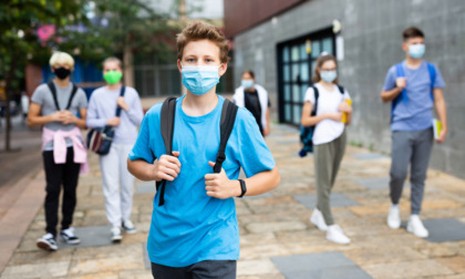 Covid-19, torna la mascherina a scuola: oltre 2500 classi in sorveglianza in Lombardia
