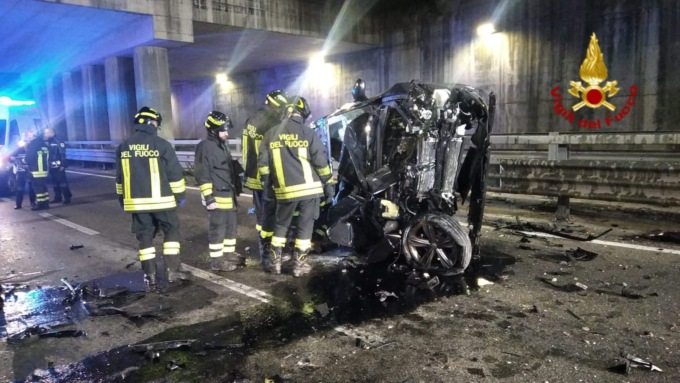 L'auto vola dal cavalcavia e finisce nel sottopassaggio prato
