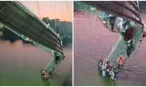 In India ponte collassa nel fiume: annegano 141 persone
