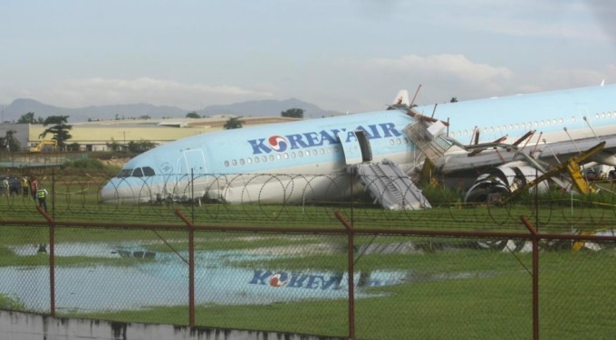 Aereo con 173 persone a bordo finisce fuori pista durante l’atterraggio
