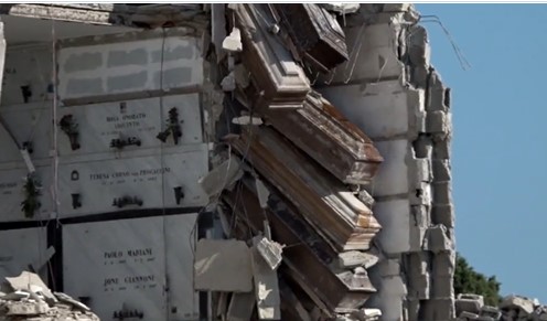 Crollo al cimitero, bare sospese nel vuoto sulla testa delle persone