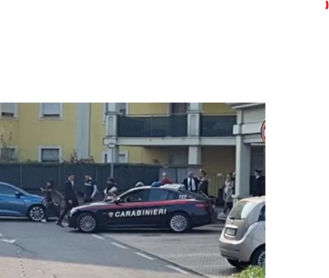 Padre barricato: salvo il figlio, è uscito in braccio a un’educatrice