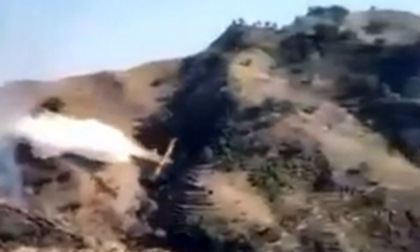 Canadair precipita mentre spegne un incendio sull'Etna, morti i due piloti: il video