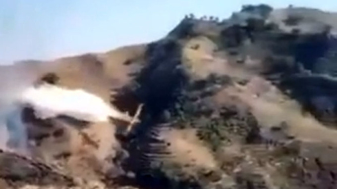 Canadair precipita mentre spegne un incendio sull’Etna, morti i due piloti: il video