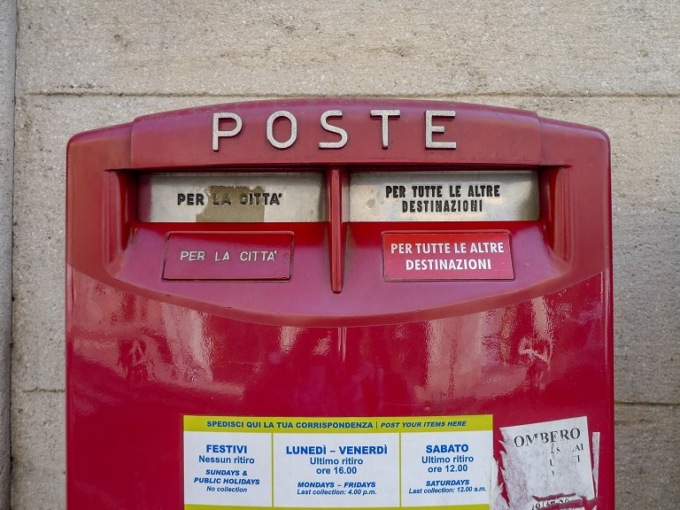 Cassette postali rosse ridotte di un terzo: “In Italia non si usano più”