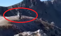 Il video dell'elicottero che si "ribalta" in volo e sfiora la montagna