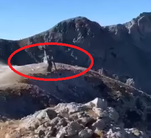 Il video dell'elicottero che si ribalta in volo e sfiora la montagna