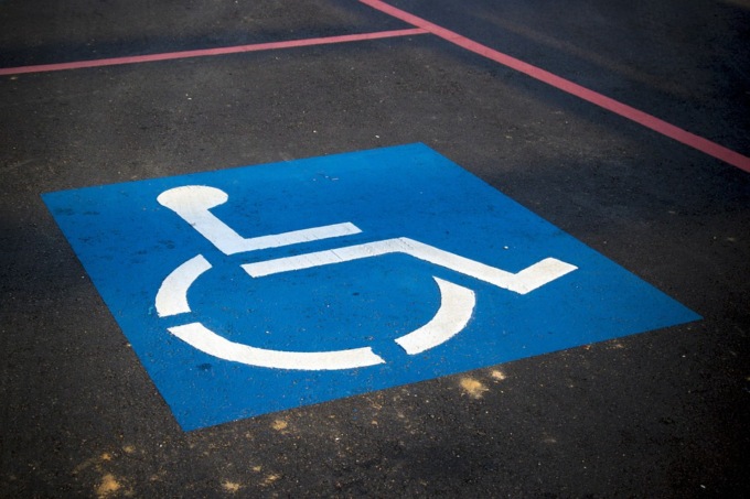 In arrivo stalli rosa e spazi per la sosta per persone con disabilità