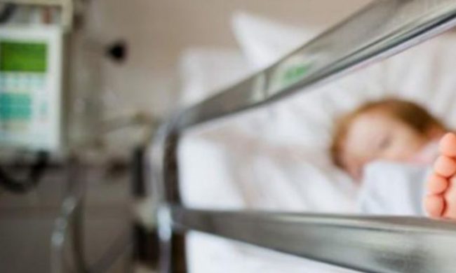 Bambina di 9 mesi in fin di vita: massacrata di botte dal compagno della mamma