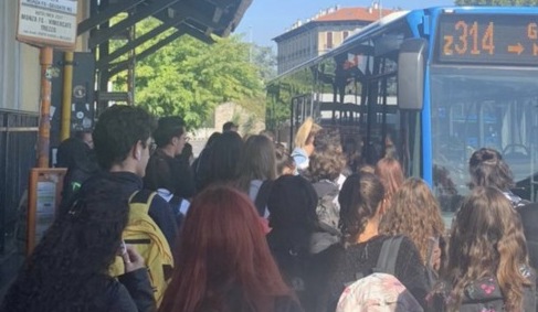 Spinta nella calca per prendere l’autobus, 15enne cade e viene schiacciata dalle ruote
