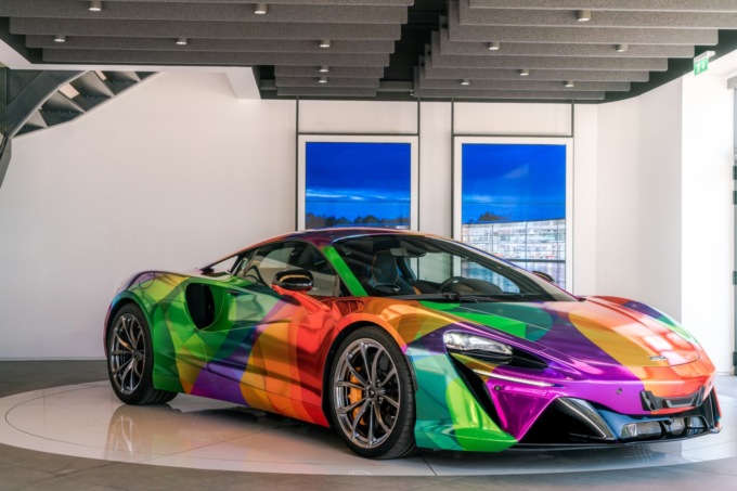 McLaren Artura, un gioiello realizzato con l’artista Nat Bowen