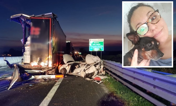 Schiacciati in auto nell’incidente con quattro Tir: muoiono 40enne e il suo cagnolino