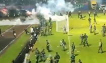 Indonesia, follia alla partita di calcio: almeno 182 morti e oltre 200 feriti