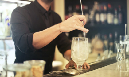 Rifiuta di servire da bere a un cliente 20enne, barista ucciso a coltellate