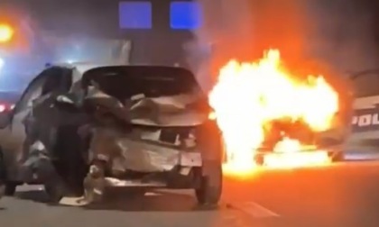 Auto della Polizia intervenuta su un incidente passa su una fiaccola segnaletica e prende fuoco