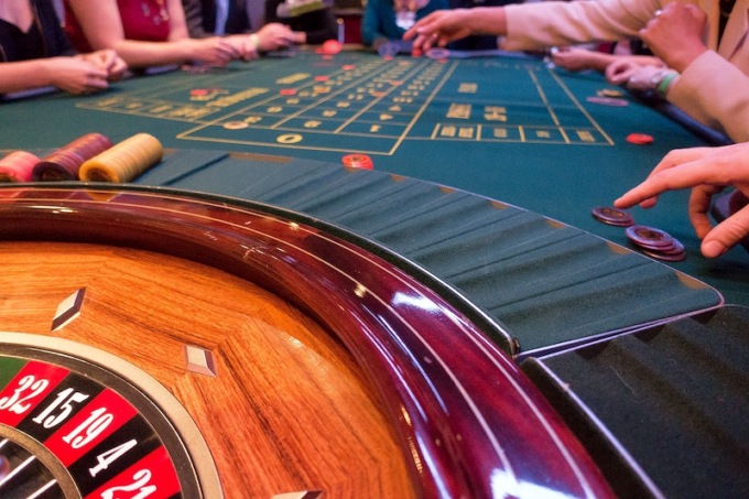 Preti rimossi dall’incarico: “Hanno buttato i soldi al casinò”
