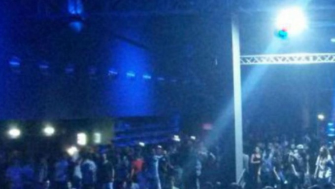 Rave party di Halloween a Modena: in migliaia a ballare, autostrada chiusa. Piantedosi: “Sgomberare”