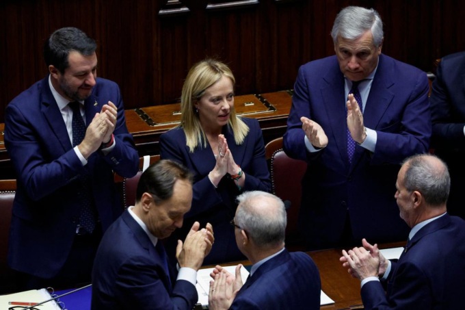 Il primo discorso di Giorgia Meloni: eccellente (con monito) per gli alleati, “fuffa e retorica” per Calenda e gli altri